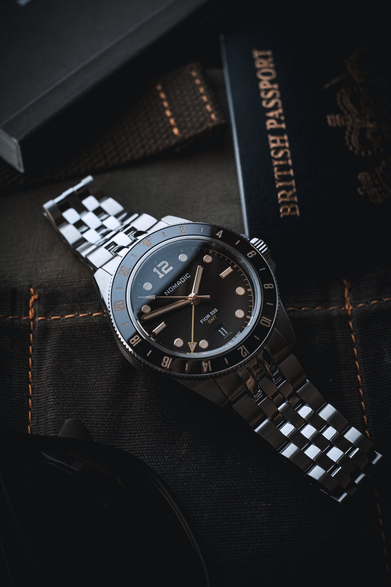 Fíor 555 - GMT Watch (41mm) - Crimson Dawn
