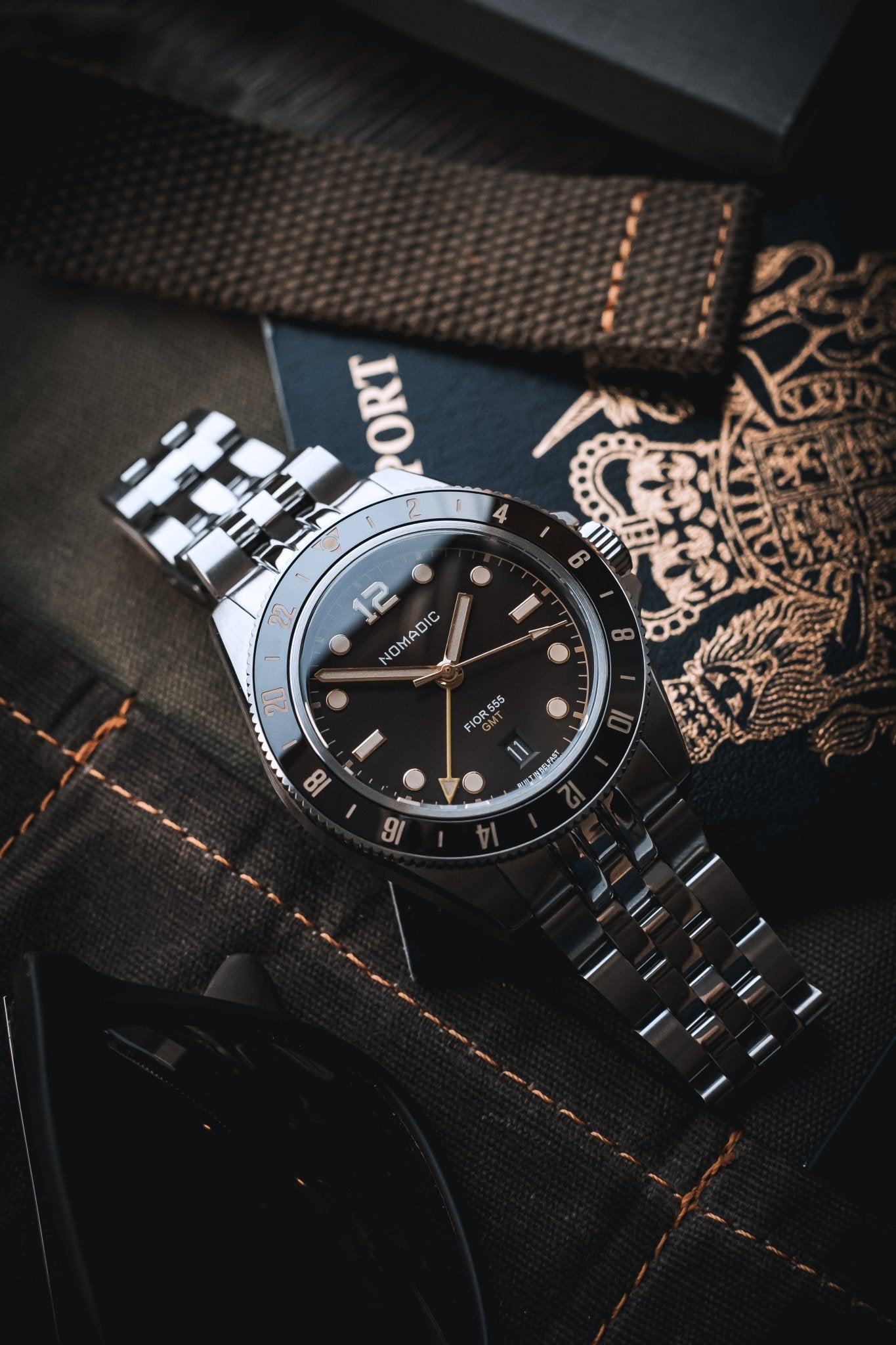 Fíor 555 - GMT Watch (41mm) - Crimson Dawn