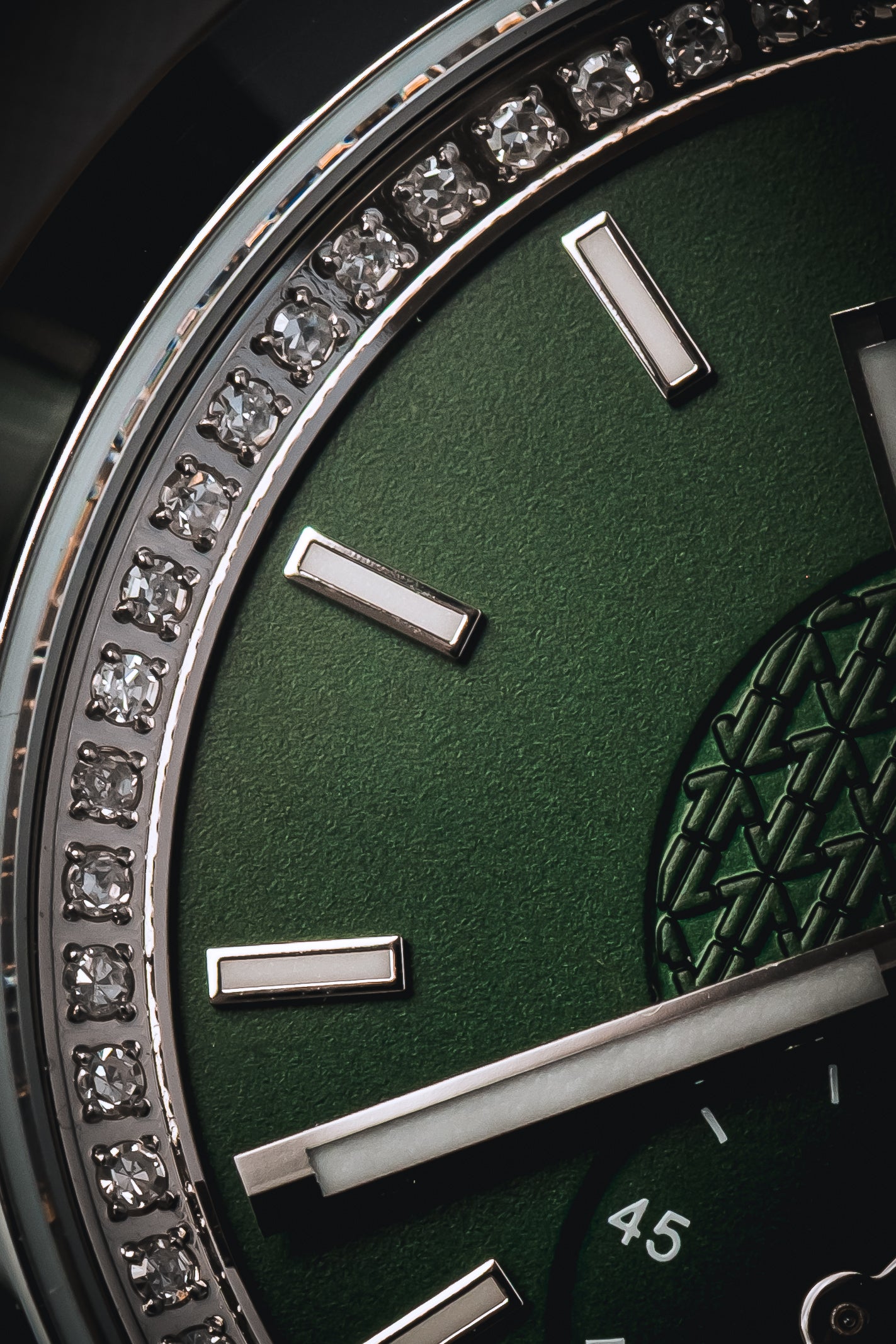 Cíor 928 - Emerald Abyss with Diamonds - Luxury Sports Watch (36mm)