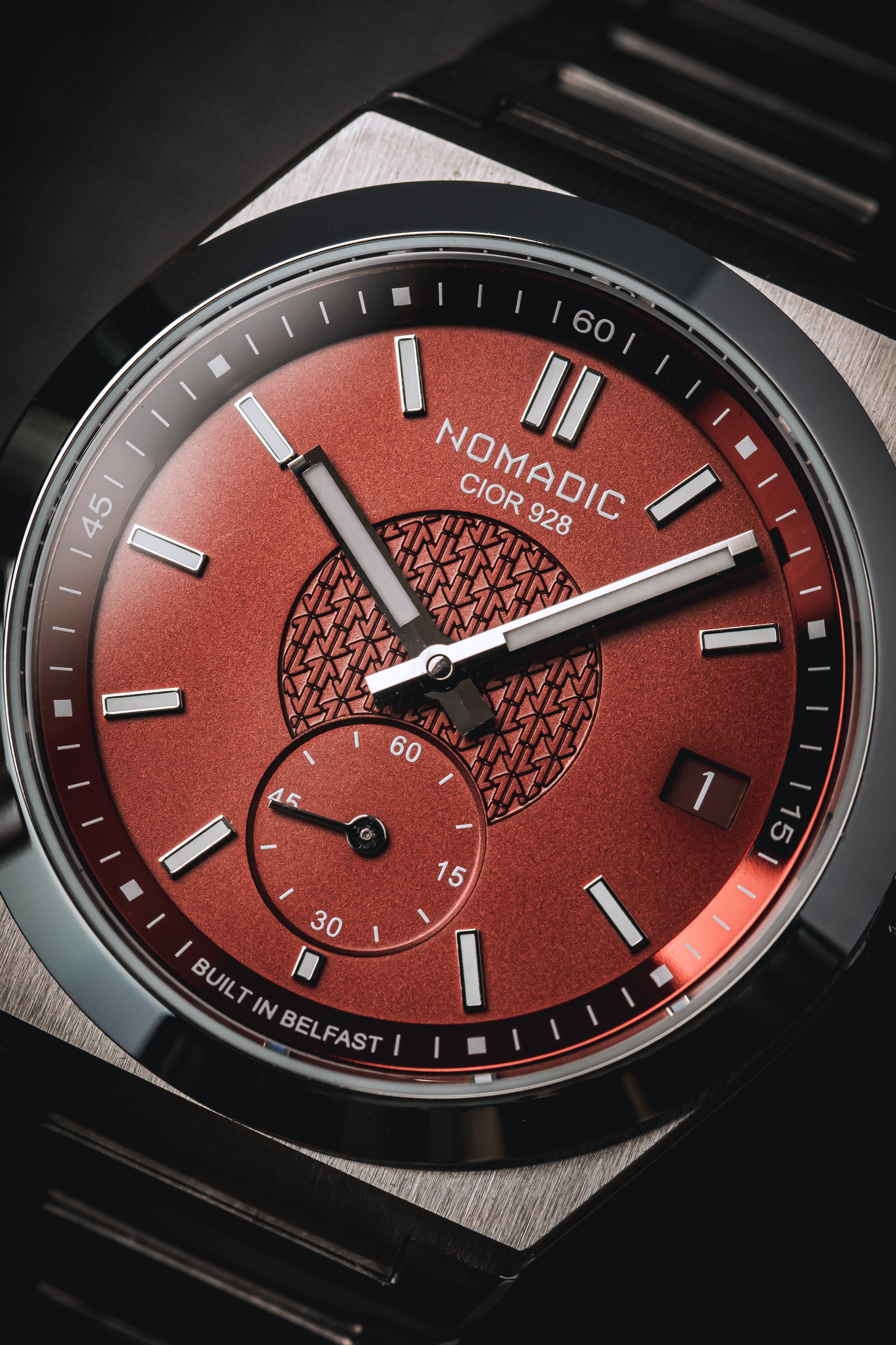 Cíor 928 - Crimson Dawn - Luxury Sports Watch (36mm)