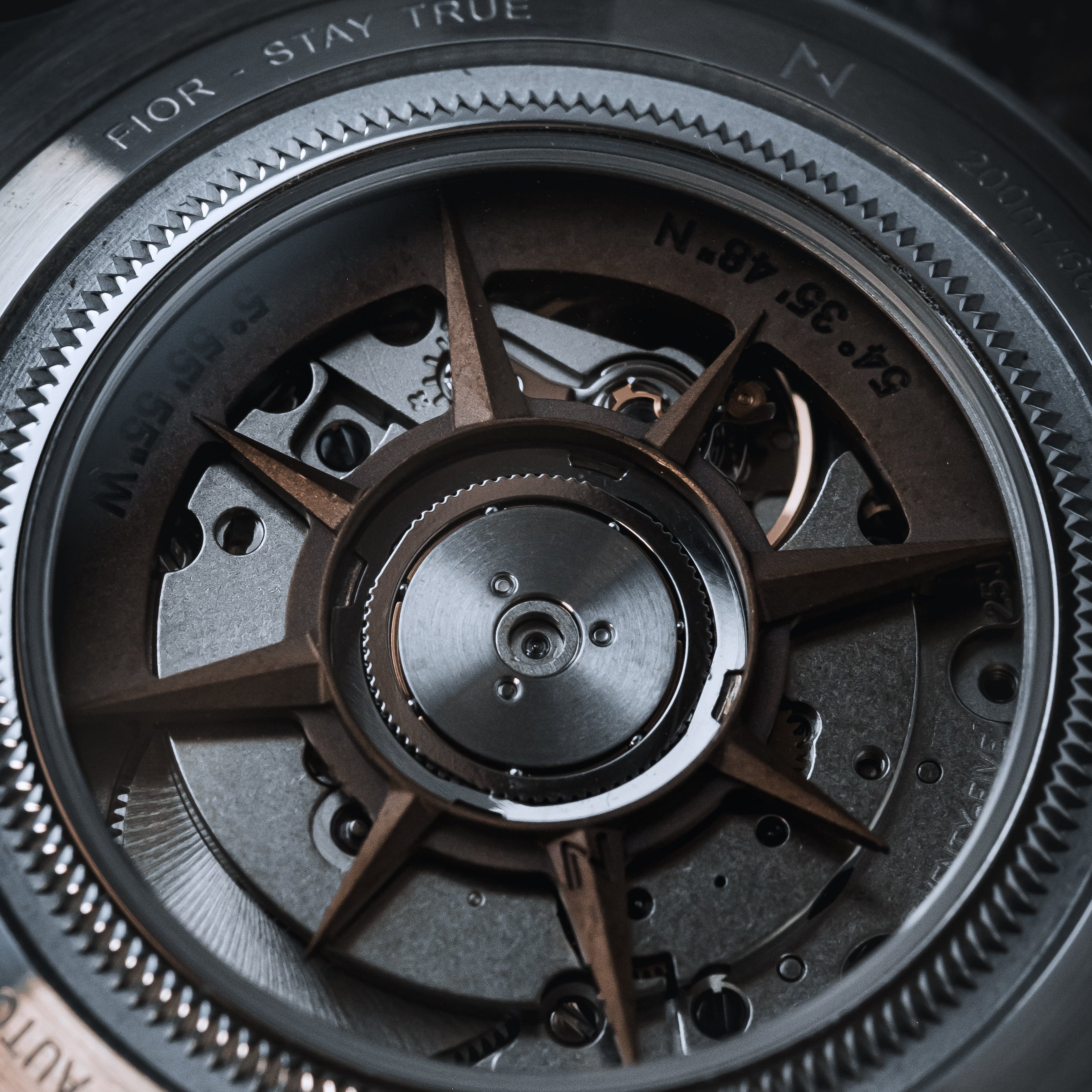 Fíor 555 - GMT Watch (41mm) - Navigator White – Nomadic