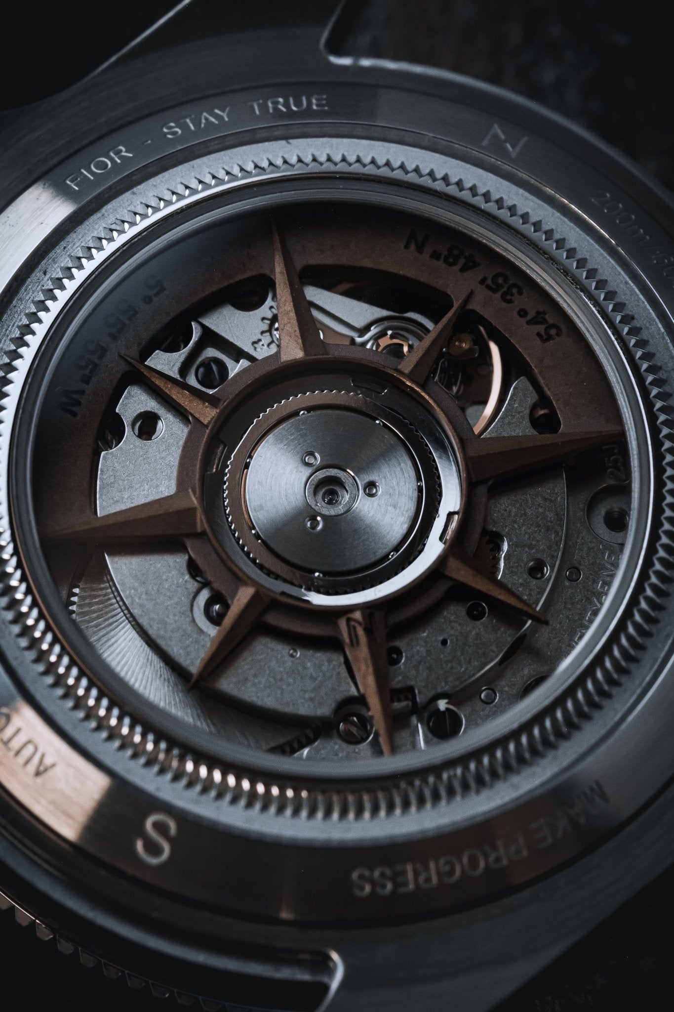 Fíor 555 - GMT Watch (41mm) - Crimson Dawn